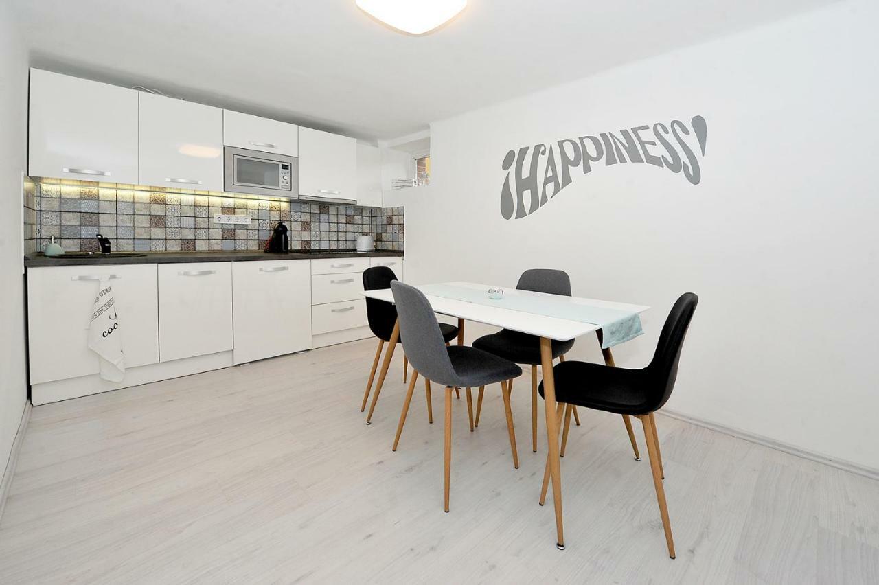 Pure Apartman Pécs Buitenkant foto