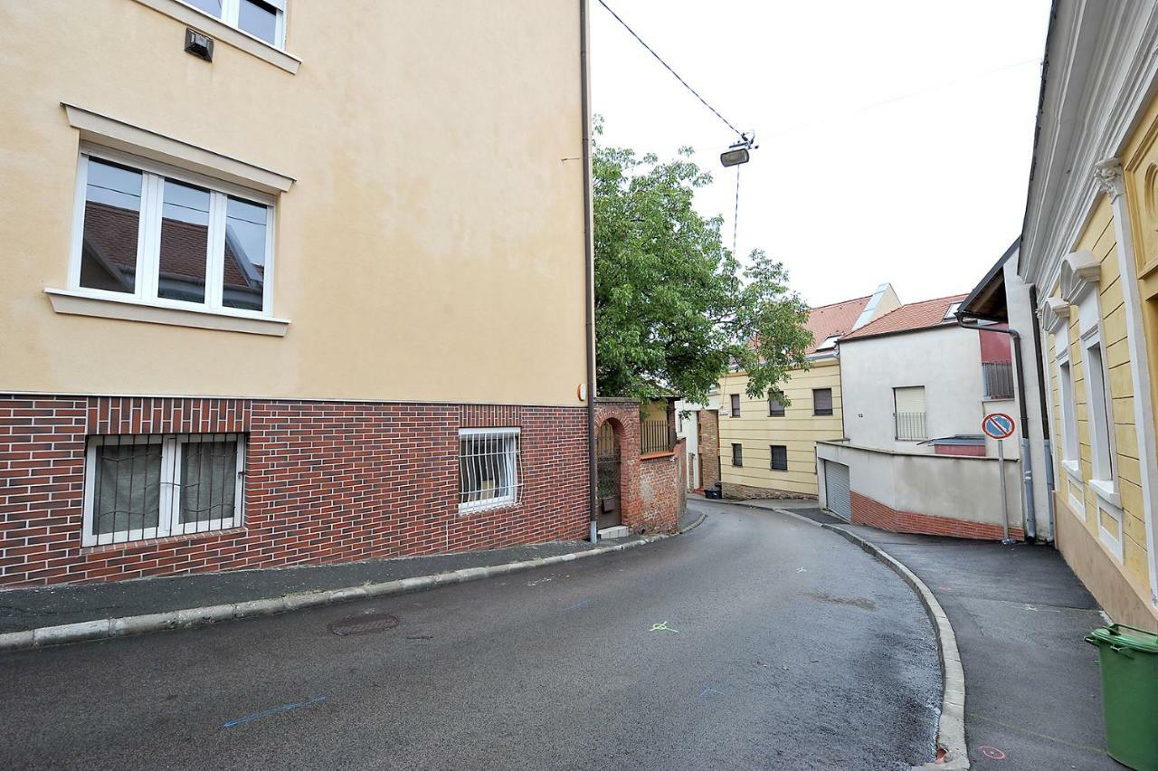 Pure Apartman Pécs Buitenkant foto